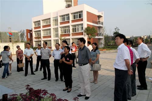副省长郭生练及市领导一行在现场听取创业学校许小兰校长的汇报