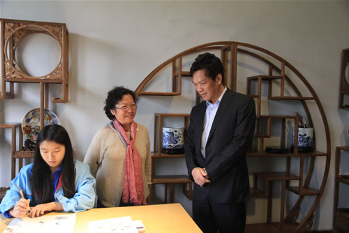 李建民市长在学校非遗传院楚凤磁盘工作坊与金钒老师交流