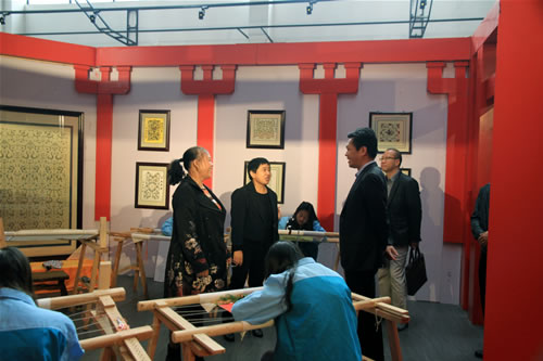 李建民市长在学校非遗传院楚绣技艺工作坊考察
