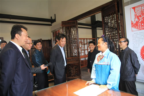 李建民市长在学校非遗传院与学生进行交流
