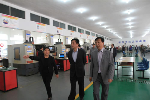 李建民市长在学校国家数控实训中心实地考察
