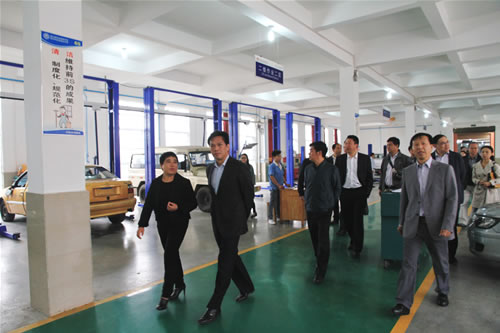 李建民市长在学校汽车实训现场考察