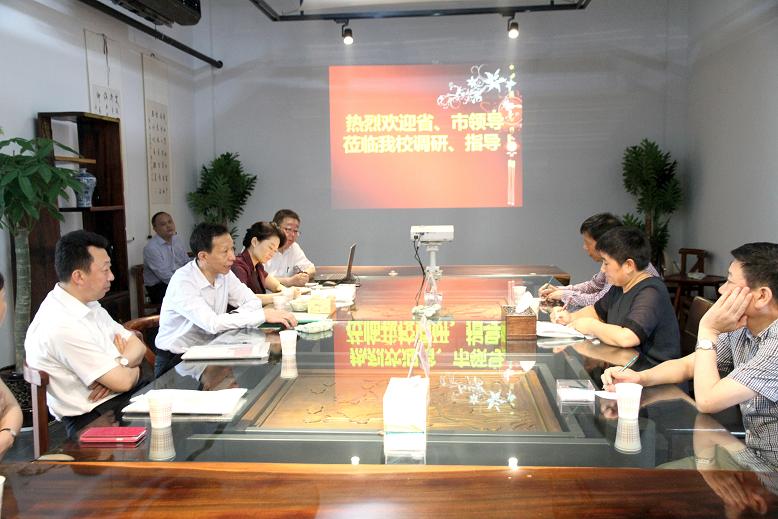 省人社厅矍厅长市委副书记施政听取学校领导汇报1.JPG