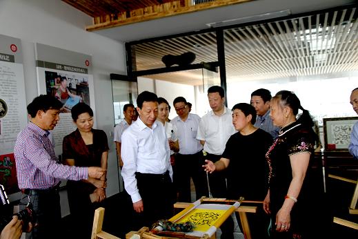 省人社厅矍厅长市委副书记施政在民间工艺培养基地考察11 (2).JPG