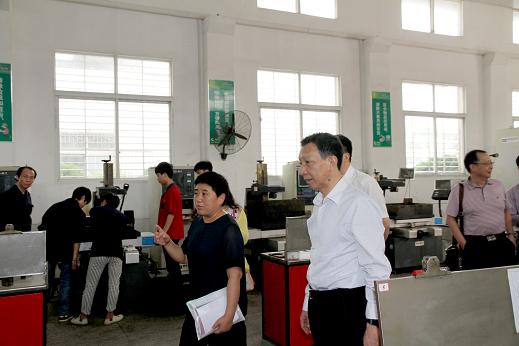 矍厅长在学校模具公司考察11.JPG