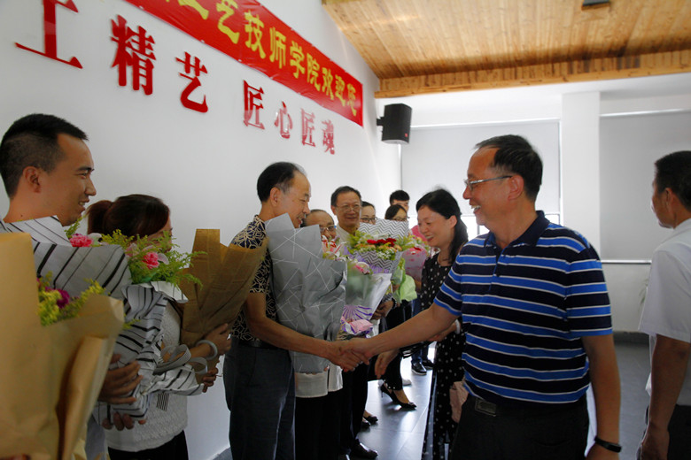 毛副局长和教师亲切握手慰问_副本