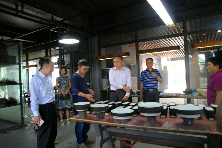 市人社局领导在新建的“楚式漆器孵化基地”了解传承情况_副本