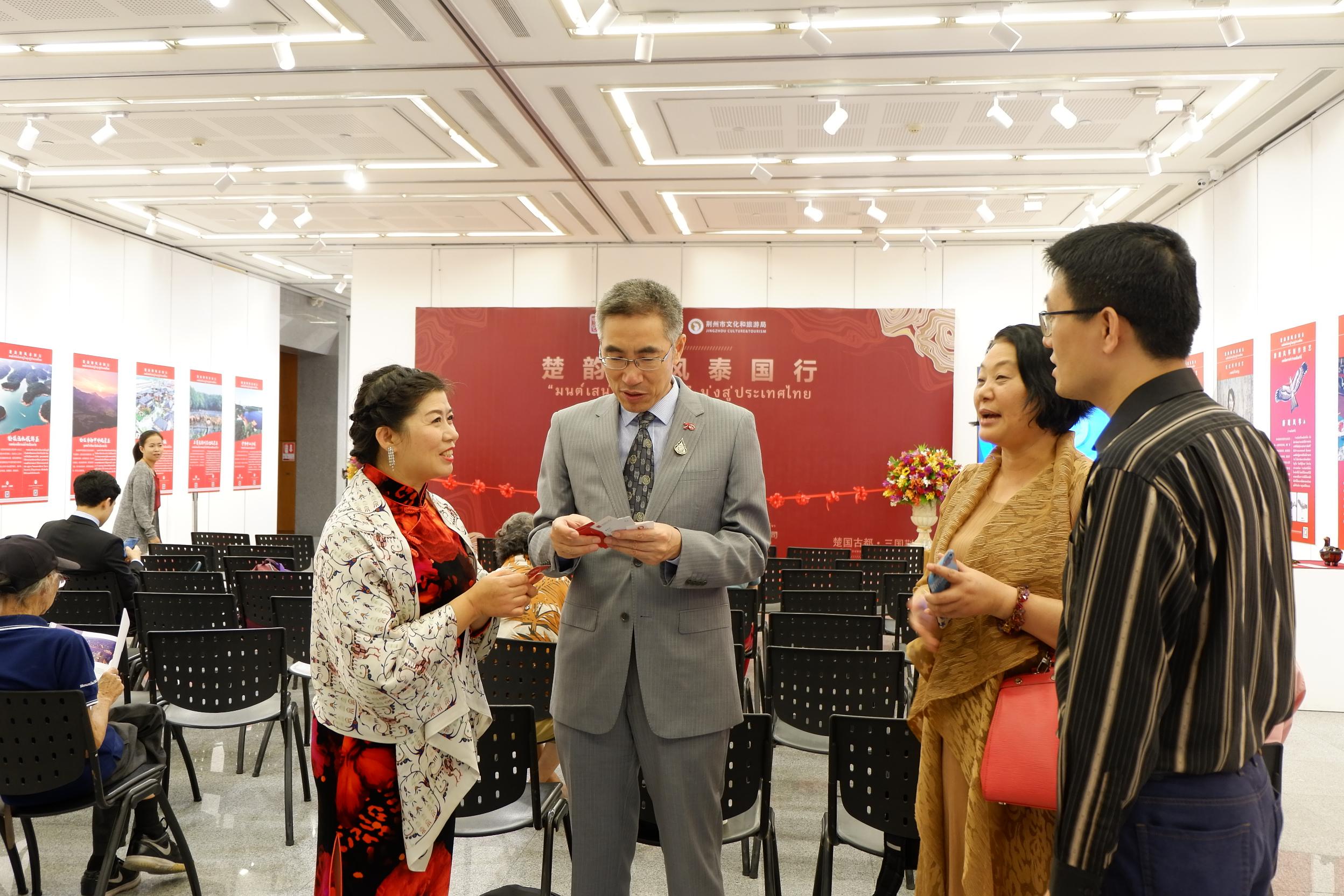 2张大香团长向曼谷中国文化中心主任顾洪兴介绍荆楚非遗.JPG
