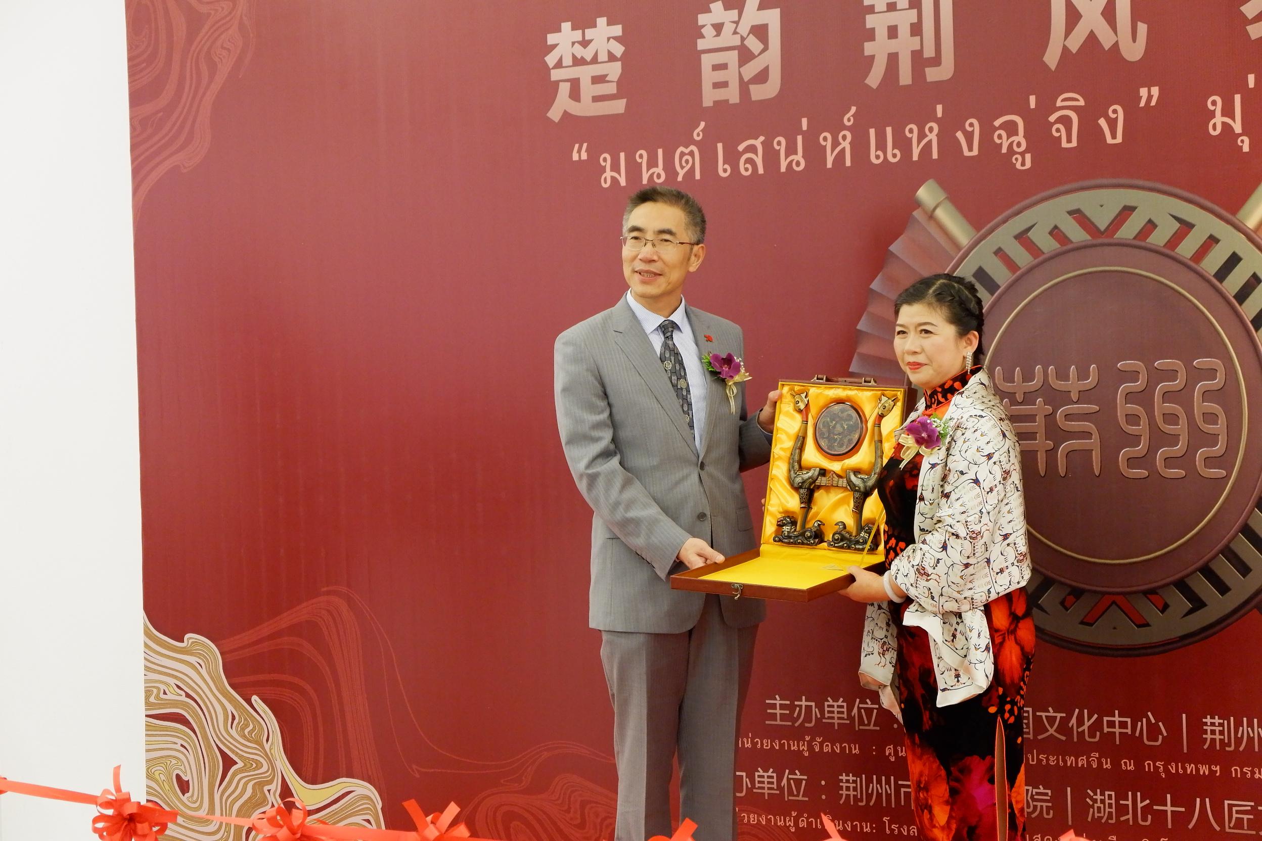 3张大香团长向曼谷中国文化中心赠送礼品.JPG