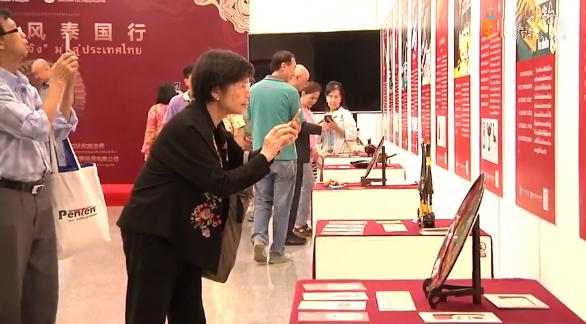 7传承院展厅前参观者