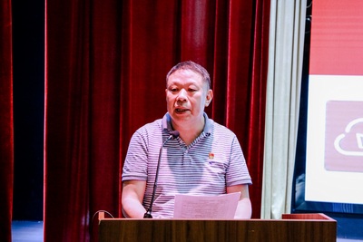 3.石春金宣读文件.jpg