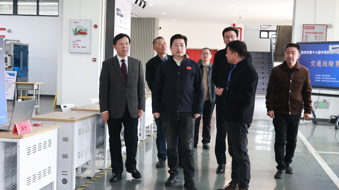 1761104627352627.jpg 裴毅局长巡视赛场.jpg