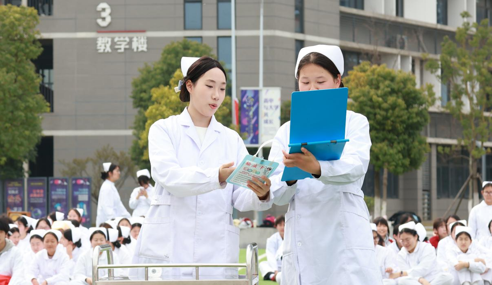  系部动态｜白衣执礼展风华 誓言铿锵铸匠心——荆州